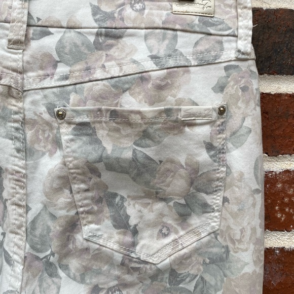 4for $20 Seven 7 size 8 white floral jeans. - Picture 7 of 9